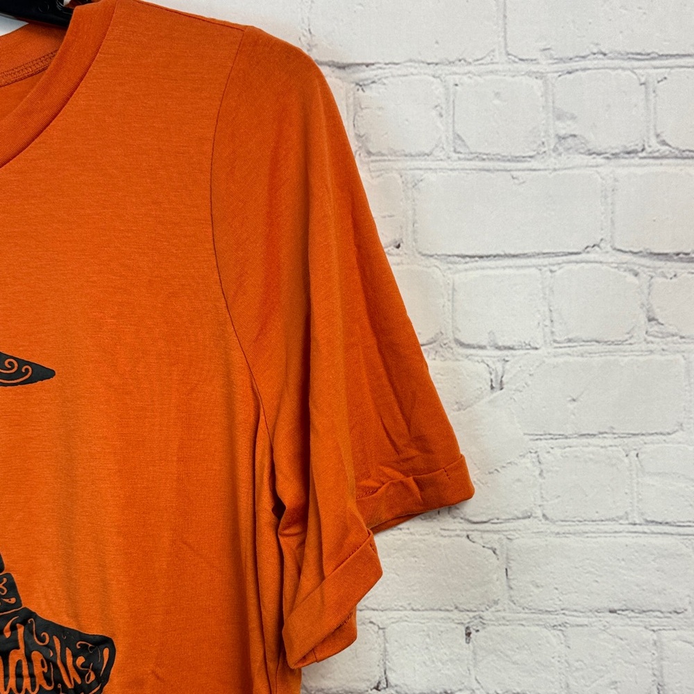 BloomChic Orange Witch Hat Graphic Tee Size Large - Picture 3 of 6